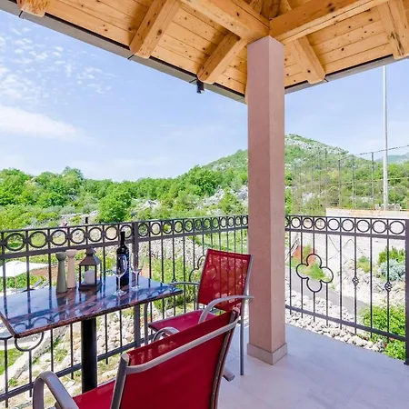 Majkovica - 4 Bedroom With Private Pool & En-suite Bathrooms & Parking *