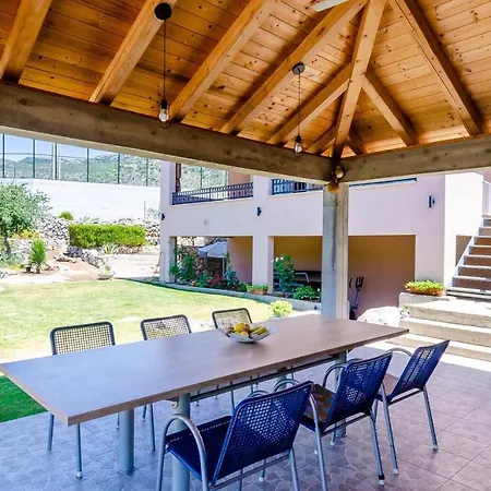 Villa Majkovica - 4 Bedroom With Private Pool & En-suite Bathrooms & Parking