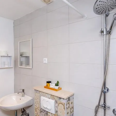Majkovica - 4 Bedroom With Private Pool & En-suite Bathrooms & Parking فيلة