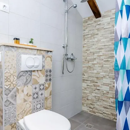 Majkovica - 4 Bedroom With Private Pool & En-suite Bathrooms & Parking فيلة
