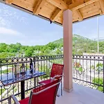 Majkovica - 4 Bedroom With Private Pool & En-suite Bathrooms & Parking *