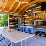 Majkovica - 4 Bedroom With Private Pool & En-suite Bathrooms & Parking *