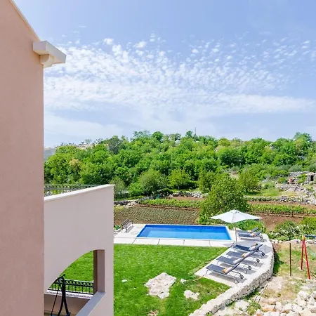 Majkovica - 4 Bedroom With Private Pool & En-suite Bathrooms & Parking Villa