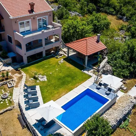 Villa Majkovica - 4 Bedroom With Private Pool & En-suite Bathrooms & Parking
