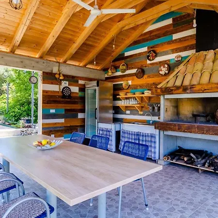 Majkovica - 4 Bedroom With Private Pool & En-suite Bathrooms & Parking *