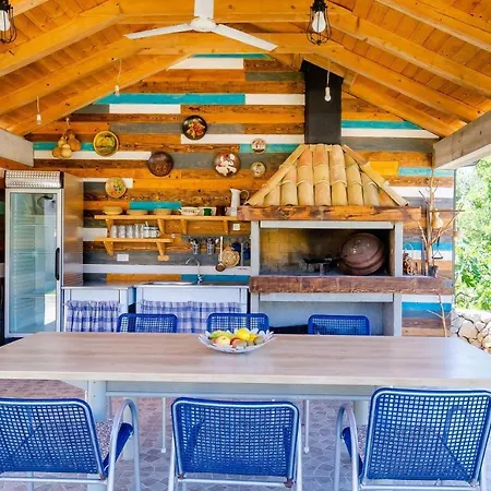 Majkovica - 4 Bedroom With Private Pool & En-suite Bathrooms & Parking