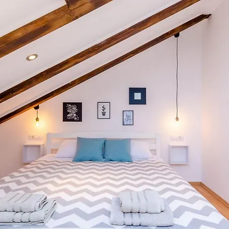 Majkovica - 4 Bedroom With Private Pool & En-suite Bathrooms & Parking *