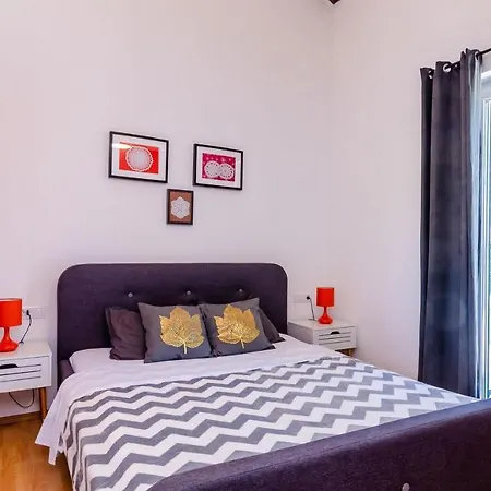 Villa Majkovica - 4 Bedroom With Private Pool & En-suite Bathrooms & Parking