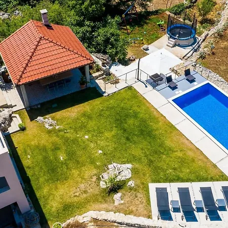Majkovica - 4 Bedroom With Private Pool & En-suite Bathrooms & Parking *