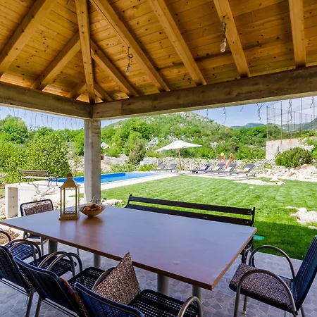 Villa Majkovica - 4 Bedroom With Private Pool & En-suite Bathrooms & Parking