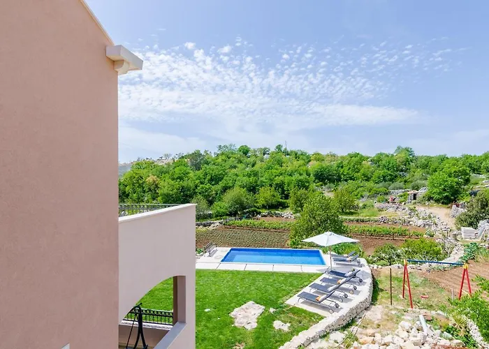 Majkovica - 4 Bedroom With Private Pool & En-suite Bathrooms & Parking Villa