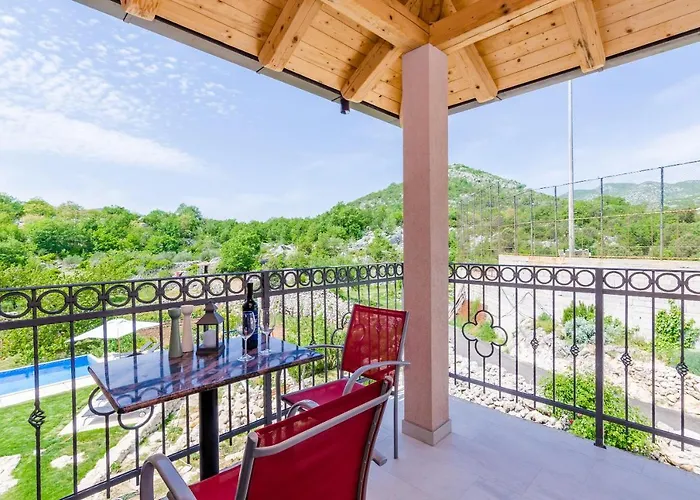 Majkovica - 4 Bedroom With Private Pool & En-suite Bathrooms & Parking *