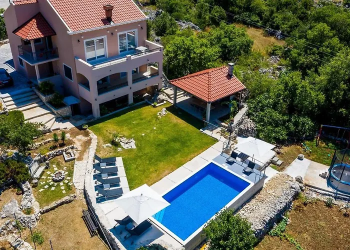 Villa Majkovica - 4 Bedroom With Private Pool & En-suite Bathrooms & Parking