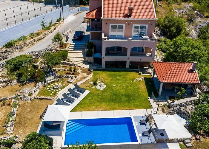 Majkovica - 4 Bedroom With Private Pool & En-suite Bathrooms & Parking *