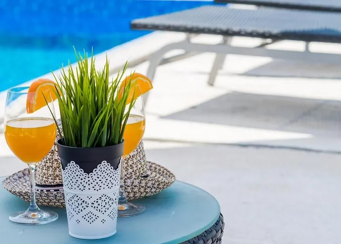 Villa Majkovica - 4 Bedroom With Private Pool & En-suite Bathrooms & Parking *