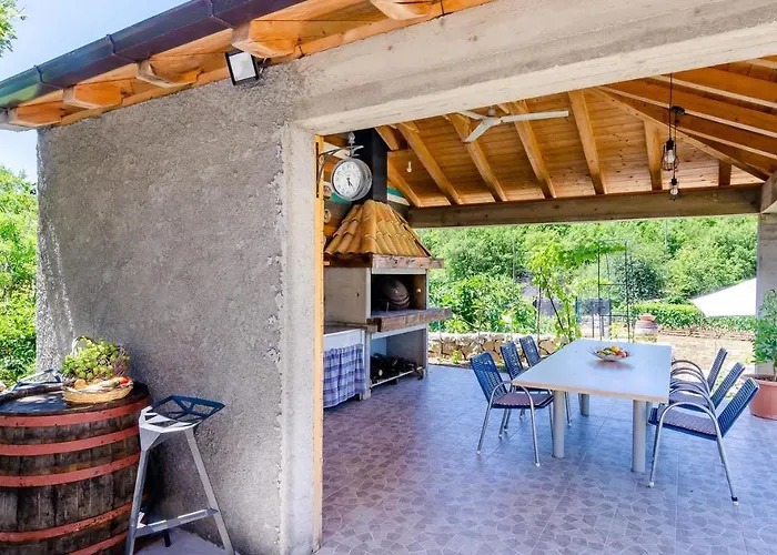 Majkovica - 4 Bedroom With Private Pool & En-suite Bathrooms & Parking Villa *