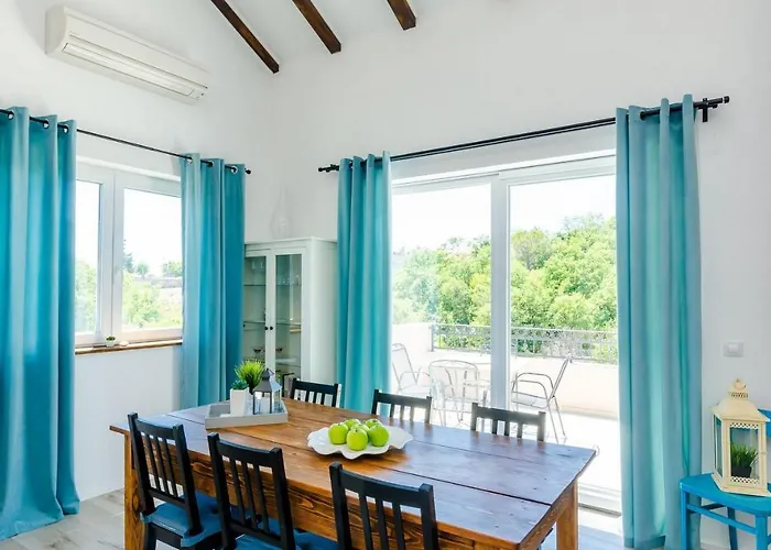 Majkovica - 4 Bedroom With Private Pool & En-suite Bathrooms & Parking Villa *