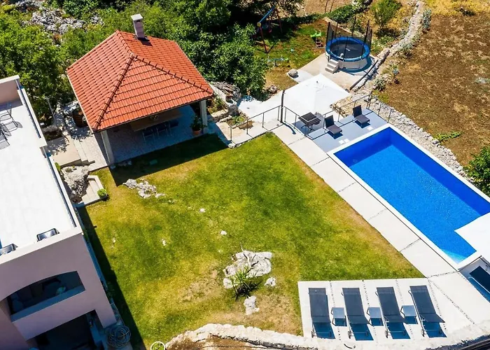 Majkovica - 4 Bedroom With Private Pool & En-suite Bathrooms & Parking *