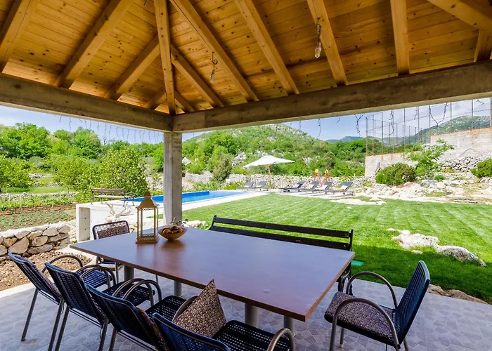 Villa Majkovica - 4 Bedroom With Private Pool & En-suite Bathrooms & Parking